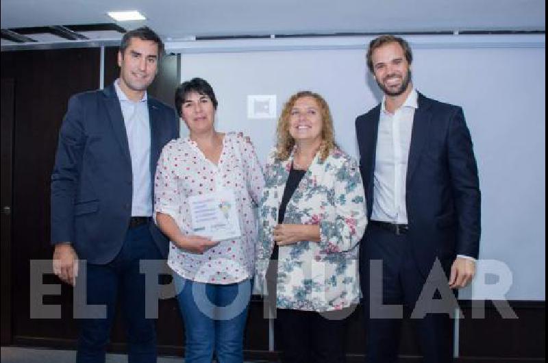 Silvia ZÃrate recibiÃ³ la distinciÃ³n por la ciudad de Laprida 