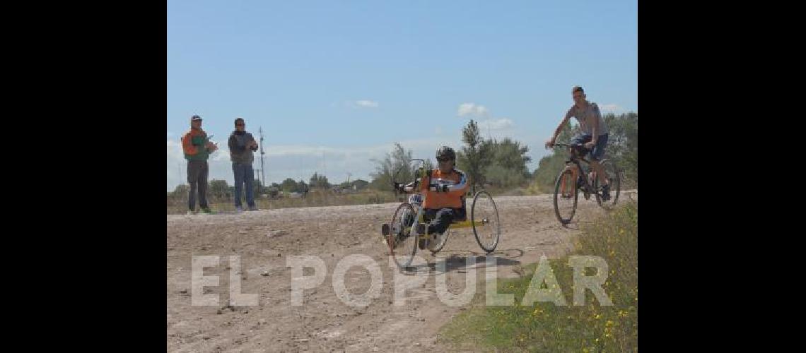 Carlos GÃndara llegÃ³ a La Madrid desde Gonzales Chaves y se llevÃ³ el aplauso de todos al competir en una Handbike 