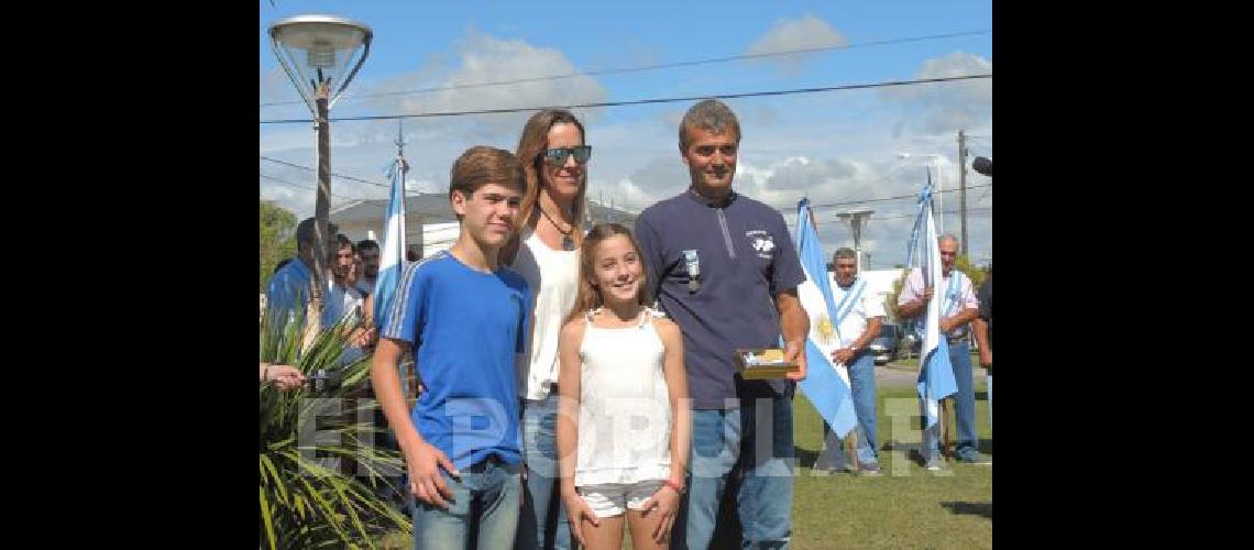 La familia CristÃ³bal - FernÃndez obsequiÃ³ al Centro de Ex Combatientes una piedra que pudieron traer de un viaje a Malvinas 