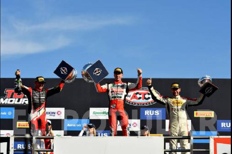 El olavarriense a la derecha festeja en el podio del AutÃ³dromo Mouras de La Plata 