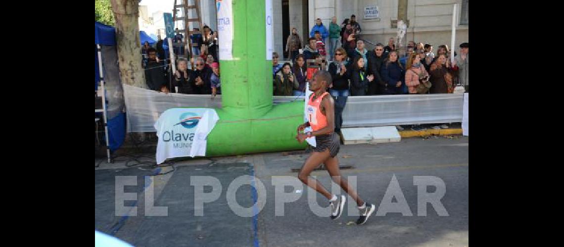 Julius Rono estÃ por atravesar la lÃ­nea de llegada El africano que se representa a Laprida se dio el gusto de ganar en OlavarrÃ­a despuÃ©s de varios intentos 