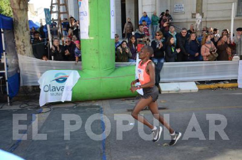 Julius Rono estÃ por atravesar la lÃ­nea de llegada El africano que se representa a Laprida se dio el gusto de ganar en OlavarrÃ­a despuÃ©s de varios intentos 