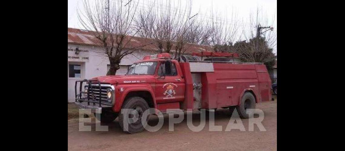 Los Bomberos Voluntarios de La Madrid cedieron una de sus autobombas para el futuro cuartel 