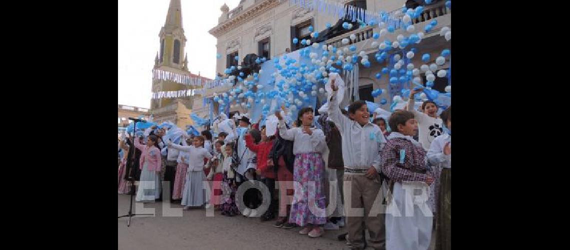 NiÃ±os y grandes se unieron para interpretar Lunita Tucumana 