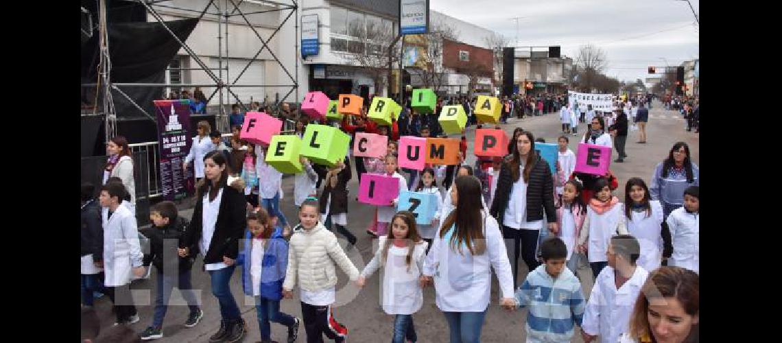 MÃs de 80 entidades le dieron como siempre color al desfile 