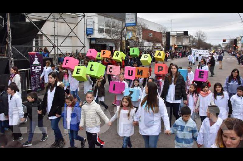 MÃs de 80 entidades le dieron como siempre color al desfile 