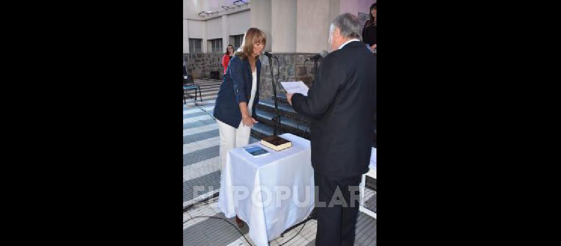 Jura la primera concejal Silvia SuÃrez de Juntos por el Cambio 	 