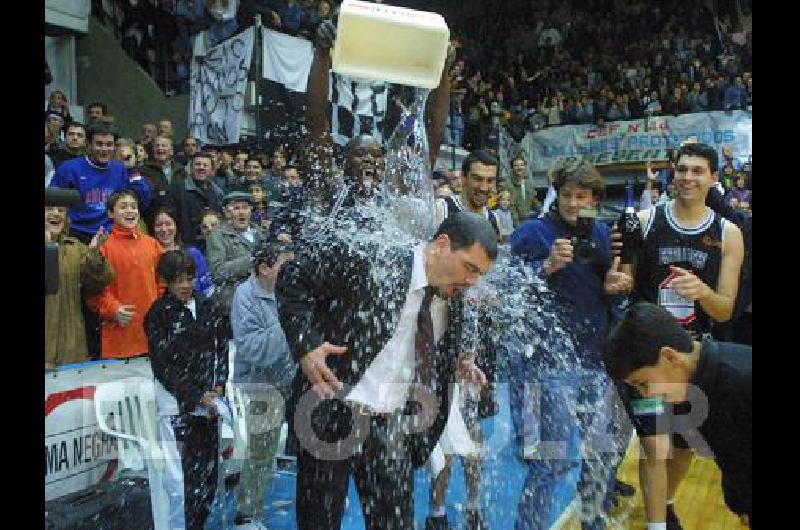 El equipo Albinegro de Sergio HernÃ�ndez logrÃ³ tres enormes tÃ­tulos en esa histÃ³rica temporada 20002001 