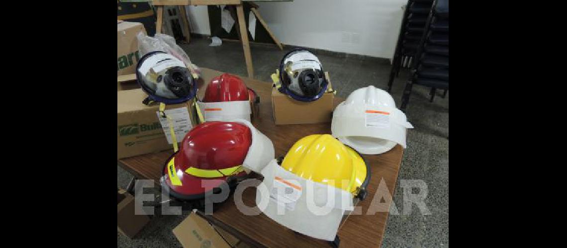 Los Bomberos Voluntarios de La Madrid compraron nuevos cascos y mÃscaras para los equipos de respiraciÃ³n autÃ³noma 
