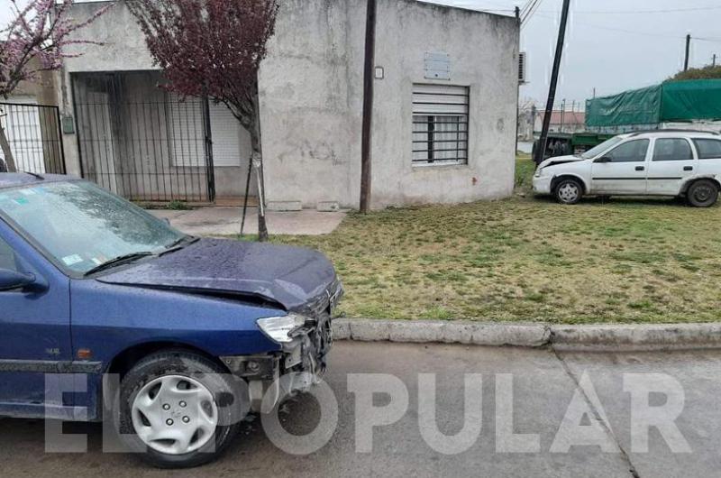 Dos autos impactaron y uno terminoacute en una vereda a centiacutemetros de una casa de familia