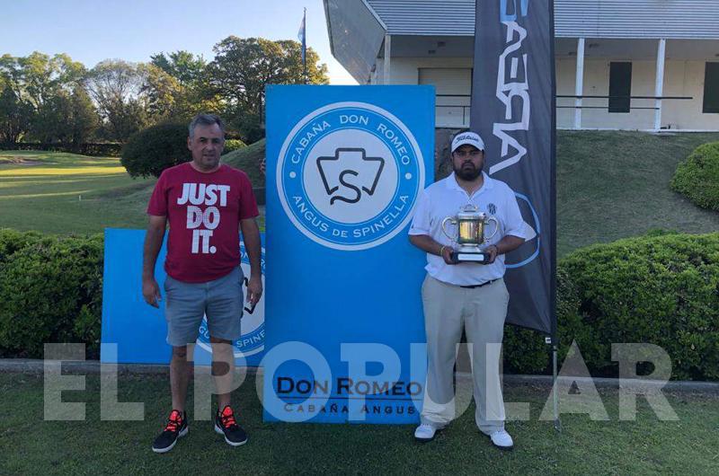 Pablo Farías (hijo de Oscar) junto al ganador del torneo