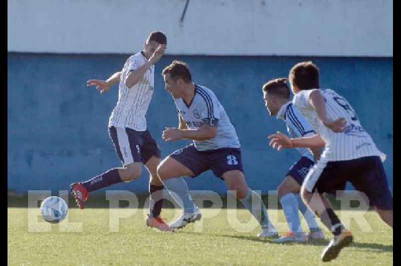 Racing y Loma Negra se enfrentaron ayer en uno de los duelos de la sexta fecha del torneo 