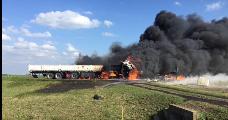 Murioacute un hombre al chocar dos camiones e incendiarse