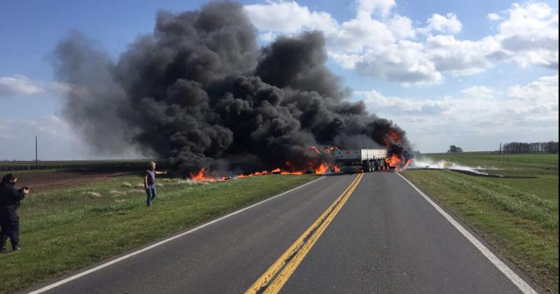 Murioacute un hombre al chocar dos camiones e incendiarse