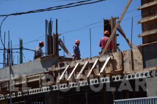 Moreno y Vélez Sarsfield- en esa esquina avanzan a buen ritmo los trabajos de lo que ser� el edificio Los Cedros