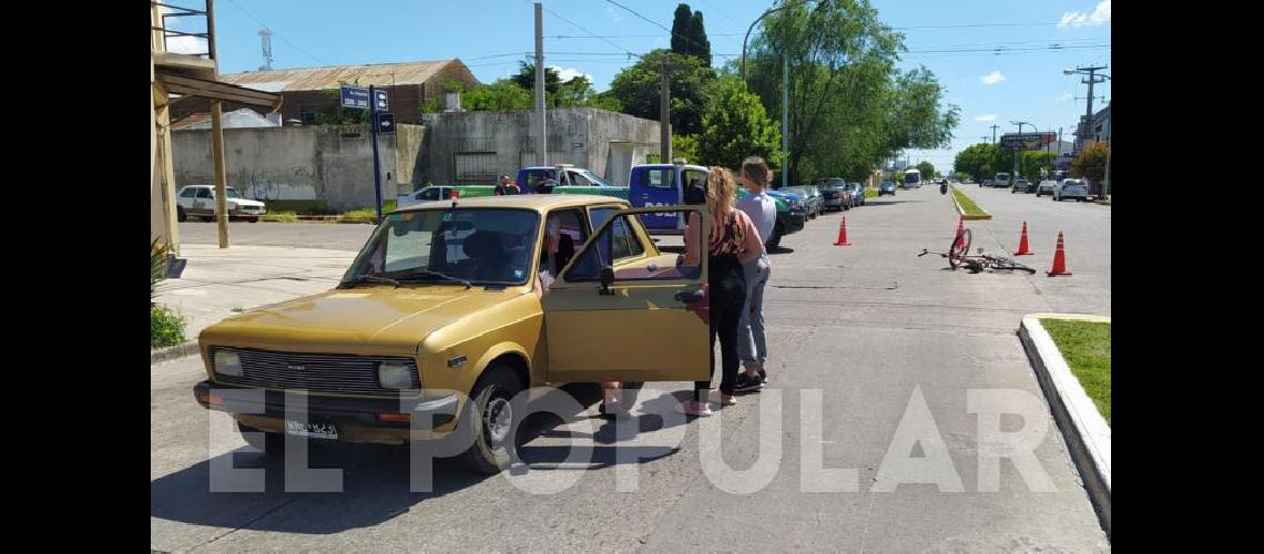 Un ciclista resultoacute herido tras ser impactado por un auto