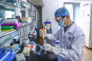 Variante Ómicron Ms contagiosa aunque menos letal se impone con récord en los casos