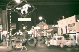 Imagen nocturna de la esquina de las calles Vicente López y Necochea a mediados de la década 1990
