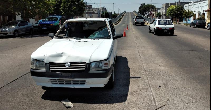 Un ciclista fue hospitalizado tras chocar con un auto