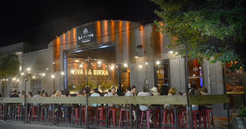 La Reina una de las cervecerías ms concurridas del verano que lucha contra el éxodo por vacaciones