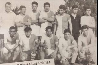 Los torneos comerciales de fútbol organizados en la cancha del club La Flor del Barrio entre las décadas de 1950 y 1960 En la foto una formación del equipo Defensa Las Palmas