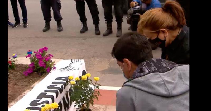 El momento ms emotivo ocurrió cuando dejaron flores en el memorial de su hijo en la puerta del boliche Le Brique