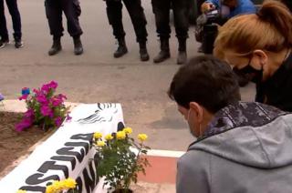 El momento ms emotivo ocurrió cuando dejaron flores en el memorial de su hijo en la puerta del boliche Le Brique