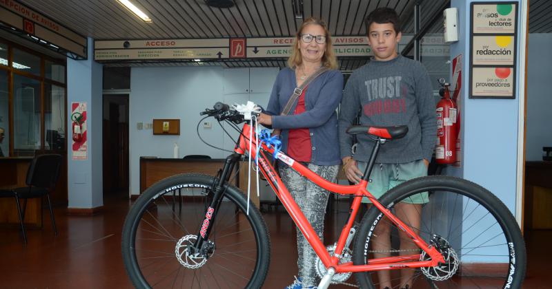 María Muñoz junto a su nieto retiraron el premio este miércoles por la mañana