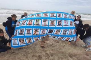 La bandera con la imagen de Enzo Marconi acompañó el homenaje a Fernando Bez Sosa