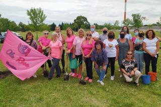 El Grupo Ola Rosa plantoacute aacuterboles con flores rosas en Parque Sur 