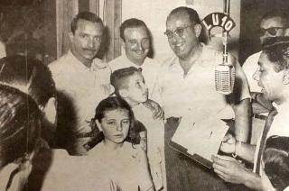 A fines de la década de 1950 el piloto deTC Juan Glvez visitaba la ciudad de Olavarría y pasaba por la agencia Hermes Publicidad que desde 1955 transmitía noticias desde Olavarría a través de LU10 Radio Azul