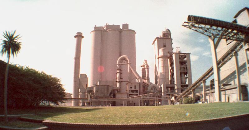 Un sector de la fbrica de cemento Loma Negra ubicada en Villa Alfredo Fortabat a mediados de la década de 1990