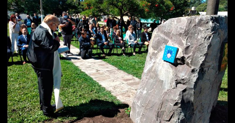 El Monumento a los Eslovenos est ubicado en la Plaza de los Inmigrantes