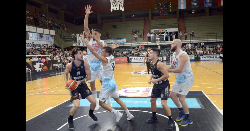 Estudiantes logró el pasado jueves un trabajoso triunfo ante Zrate Bsket 81-72 en el Maxigimnasio