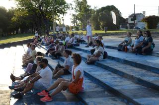 Buena convocatoria en la caminata yoacuteguica en la Casa del Bicentenario