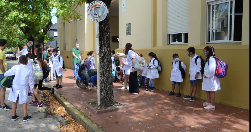 Aseguran que el inicio de clases encuentra a casi el 80-en-porciento- de estudiantes vacunados