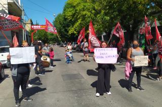 Los manifestantes cortaron la calle Alsina