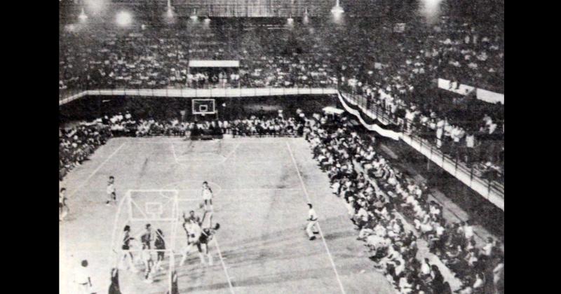 El 9 de marzo de 1981 en un colmado Maxi Gimnasio bataraz Racing se consagraba campeón del Torneo Mayor de bsquetbol local al vencer a Estudiantes por 116 a 112
