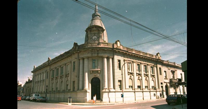 Imagen de mediados de la década del 1990 del emblemtico edificio del Banco de la Edificadora de Olavarría ubicado en la esquina de las calle Rivadavia y Dorrego