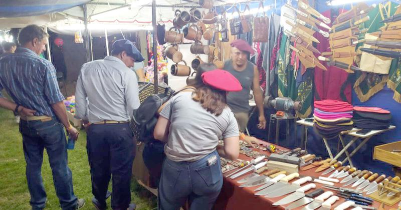 Las artesanías cuchillos y trabajos en cuero fueron de los ms vistos en los stands