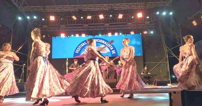 El Ballet Folclórico Municipal abrió la grilla de espectculos principales en el predio ruralista