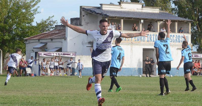 Emanuel De Cortzar festeja su primer gol Sierra Chica venció a Loma Negra