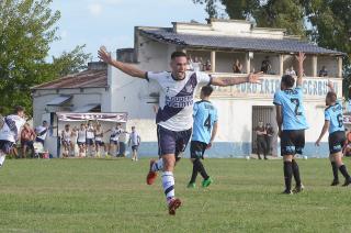 Emanuel De Cortzar festeja su primer gol Sierra Chica venció a Loma Negra