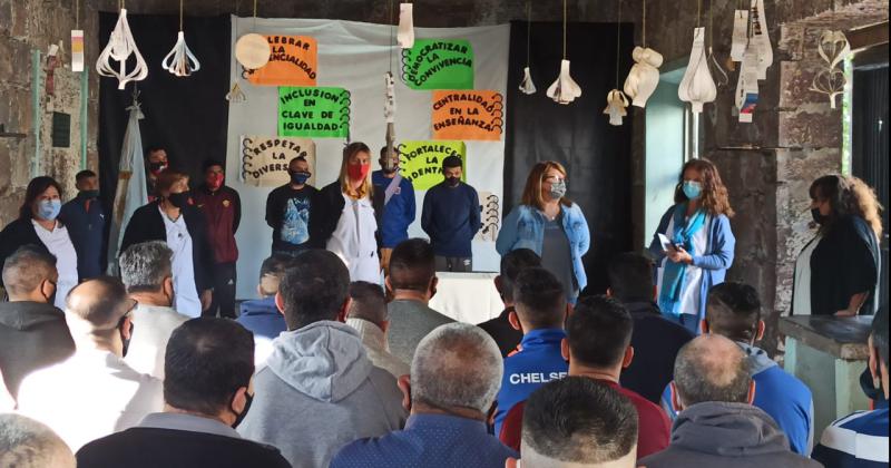 Tras dos años ms de 900 estudiantes volvieron a las aulas