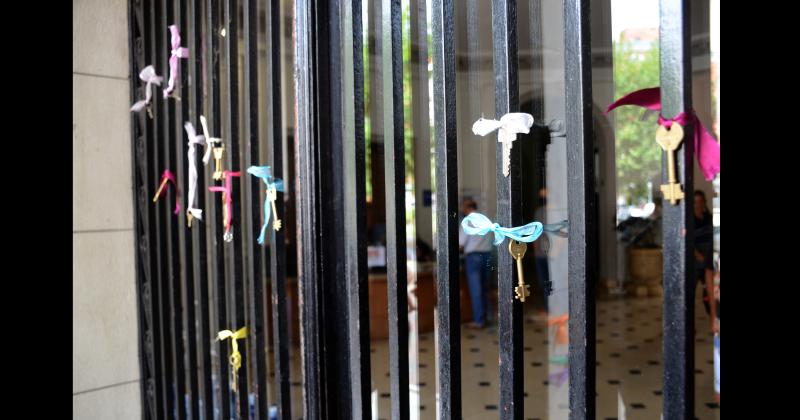 Las llaves colgadas en las puertas de la Municipalidad simbolizando el cierre de los salones en una de las movilizaciones del sector