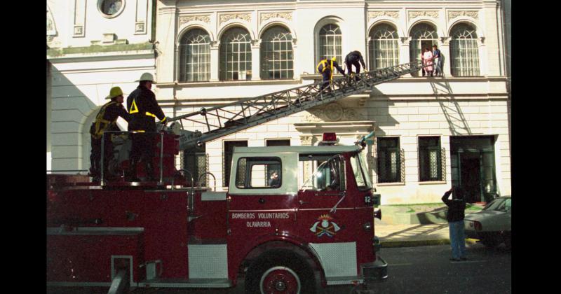 A mediados de la década de 1990 los Bomberos Voluntarios de Olavarría realizaban un simulacro de evacuación en el Colegio Monseñor César Cneva