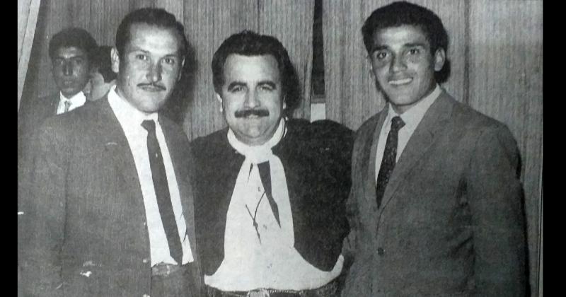 En 1960 en un colmado gimnasio del club Racing se presentaba el músico folklórico Horacio Guarany En un intervalo del espectculo junto a su ídolo se fotografiaban los olavarrienses Fernando Bustamante y Carlos Ismael Rodríguez