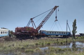 Tren descarrilado- dos gruacuteas continuacutean los trabajos en Pourtaleacute 