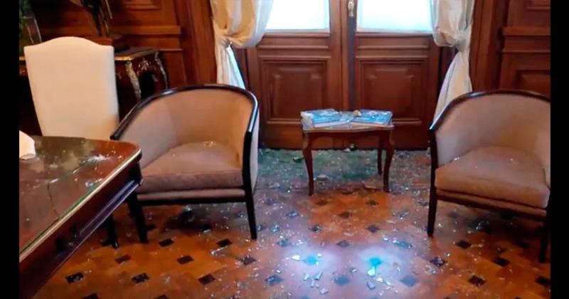 Se pueden ver daños en la oficina de reuniones de Cristina Fernndez donde en el momento de la violenta protesta se encontraba reunida con los senadores Oscar Parrilli y Anabel Fernndez Sagasti y su hijo el diputado Mximo Kirchner