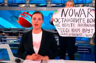 Periodista protesta contra la guerra en un informativo de la televisión pública rusa
